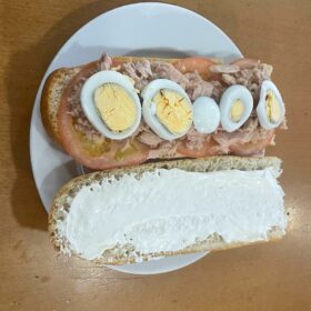 Atún con tomate anchoas mayonesa y huevo ccido