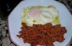 picadillo con huevo